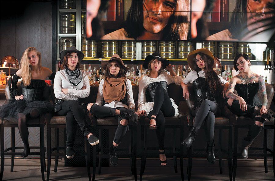 В баре только девушки