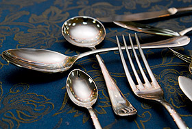 Столовые приборы венчают сервировку