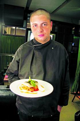 Палтус с запеченным болгарским перцем и апельсиновым соусом