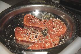 Салат с лососем, сыром Камамбер и перепелиным яйцом «Пашот»