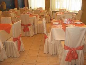 Фуршетная юбка придает праздничность убранству стола