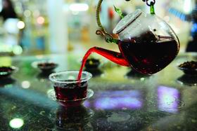 Цветочный букет в чашке чая