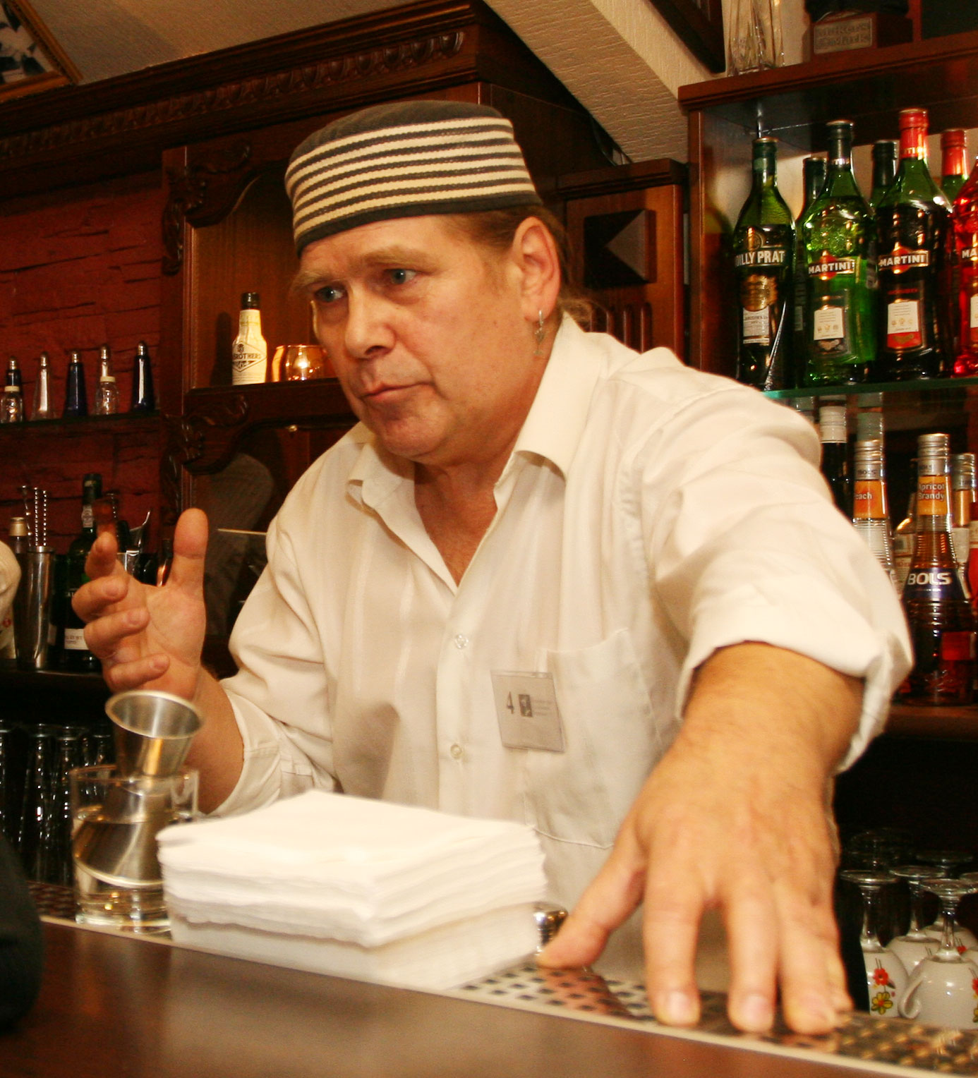 Бармен за стойкой: гостеприимный хозяин положения