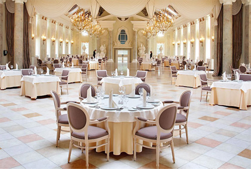 Праздничное убранство  смягчает ежедневную деловитость