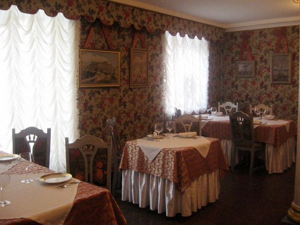 Декорирование окон: уют в заведении и защита от посторонних взглядов