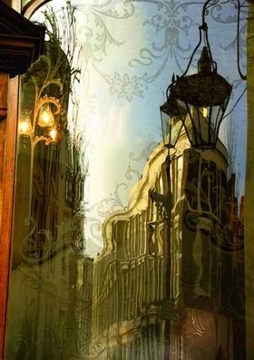 Оконный вернисаж в текстильном обрамлении