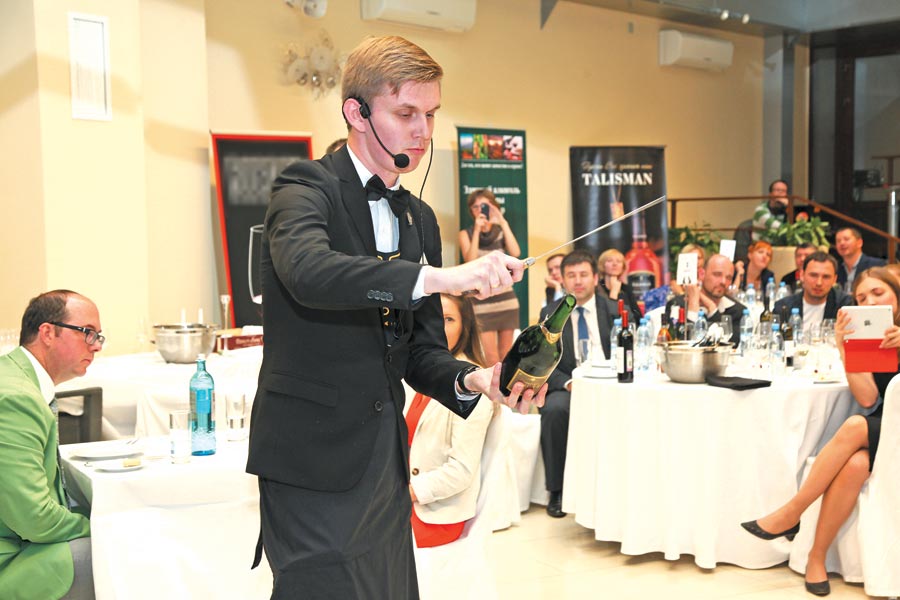 На «Балтийском Кубке - 2014» сомелье рубились саблями