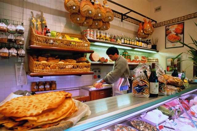 Оборот общественного питания в России продолжает расти