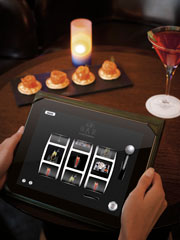 Бар парижского отеля представил цифровое меню