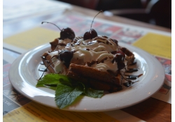 Шоколадная вафля со взбитыми сливками и черешней