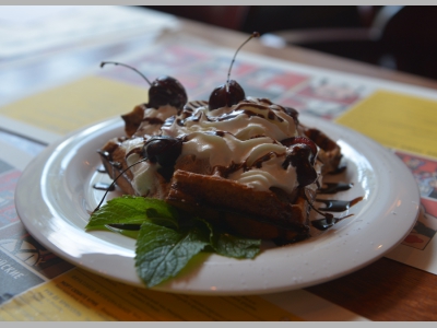 Шоколадная вафля со взбитыми сливками и черешней