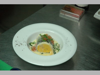 Рулетик из речного сибаса со шпинатом, муслином из норвежского лосося и шафрана, а также крем-соусом из сливок от Вадима Козлова, шеф-повара ресторана «Холст Масло»