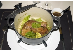 Голубь с грудинкой, салом и зеленым горошком