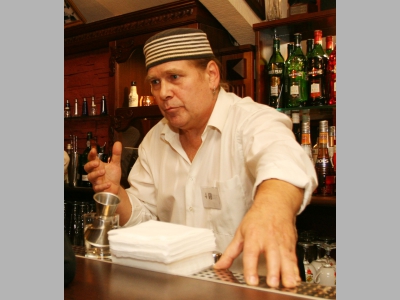 Бармен за стойкой: гостеприимный хозяин положения
