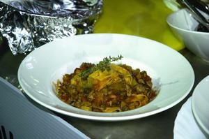 Феттуччини с рагу из ягненка, овощей и пряных трав от Романа Степаненко, бренд-шефа европейской кухни московской компании «Система БИТ 2000»