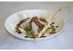 Карпаччо из говядины с карамелизированным грецким орехом, слайсами из пармезана и сырными палочками гриссини, заправленное трюфельным маслом