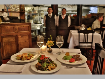 В Петербурге заработали заведения общественного питания.