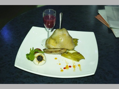 Цыпленок жареный с печеным яблоком и брусничным соусом от Александра Муравлева, шеф-повара московского ресторана «Зарубежье»