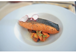 Лосось с овощным рататуем и пенкой из горошкового пармантье