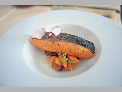 Лосось с овощным рататуем и пенкой из горошкового пармантье