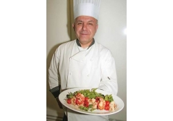 Пестрые шашлычки с мякотью цыпленка и тигровых креветок с салатом из рукколы