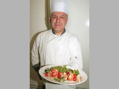 Пестрые шашлычки с мякотью цыпленка и тигровых креветок с салатом из рукколы