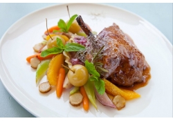 Жареный утенок с соусом Бригард и грушами конфи от Владимира Мухина, бренд-шефа московских ресторанов «Кафе Булошная» и «Кафе Житная 10»