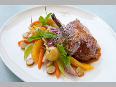 Жареный утенок с соусом Бригард и грушами конфи от Владимира Мухина, бренд-шефа московских ресторанов «Кафе Булошная» и «Кафе Житная 10»