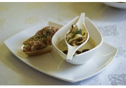 Картофельный суп с российским игристым вином, белыми грибами и травами