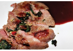 Стейк из мраморного мяса, маринованный в специях малабар и фаршированный прованскими травами, с пюре из сладкого картофеля (батата)