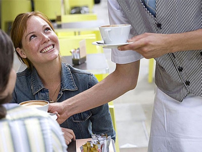 Эксперты прокомментировали запрет включения чаевых в чек 