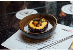 Морской еж с муссом из тыквы с икрой белуги