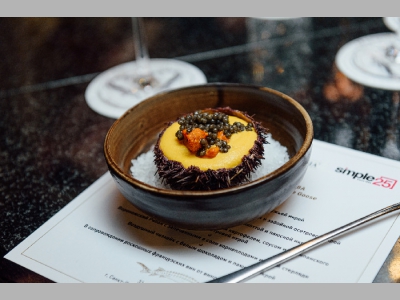 Морской еж с муссом из тыквы с икрой белуги