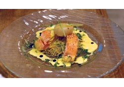 Семга, приготовленная до совершенства, на подушке из овощей с морскими гребешками и соусом из шафрана