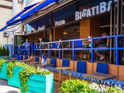 QR- коды, пустые залы и штрафы за вазоны на улице: как работают рестораны Москвы