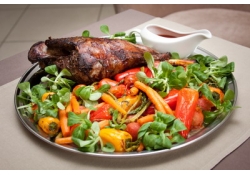 Нога ягненка, гарнированная запеченными овощами