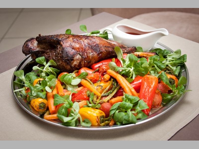Нога ягненка, гарнированная запеченными овощами