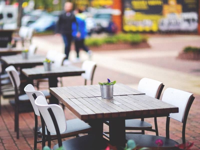 Половине предпринимателей отказали в установке летних кафе