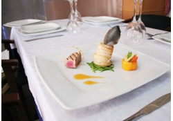 Дуэт из речной стерляди, припущенной в русских щах, и атлантического тунца, маринованного в пряных травах, от Евгения Рыстакова, шеф-повара ресторана «Куранты»