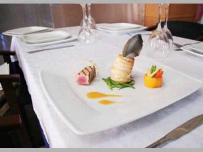 Дуэт из речной стерляди, припущенной в русских щах, и атлантического тунца, маринованного в пряных травах, от Евгения Рыстакова, шеф-повара ресторана «Куранты»