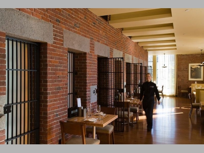 Гостей привлекают каменный век и тюрьма