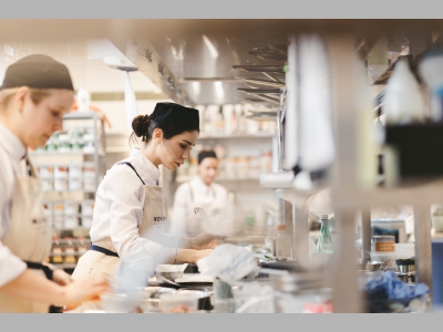 Novikov School запускает бесплатный видеокурс повышения квалификации для поваров “По следам “Школы шефа”.