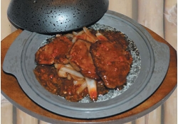 Медальоны из говядины с жареным луком и фруктовым соусом