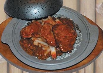 Медальоны из говядины с жареным луком и фруктовым соусом