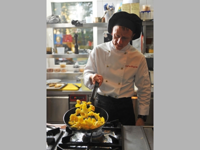 Русский шеф, создающий блюда новой итальянской кухни