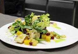 Постный салат со свеклой и чиабаттой