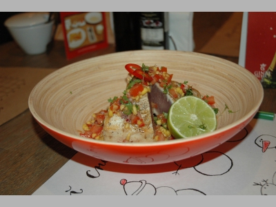 Стейк из альбакора с мексикано-тропической сальсой от Александра Бельковича, шеф-повара петербургского ресторана «Москва», и Якова Александрова, руководителя отдела продаж HoReCa компании «Новая Аляска»