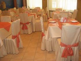 Фуршетная юбка придает праздничность убранству стола