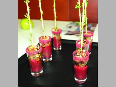 Говядина гриль в миндальной крошке с соусом из клюквы