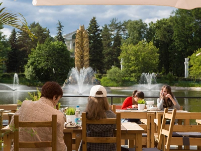 Летом 2018 года на ВДНХ работали сорок кафе и ресторанов